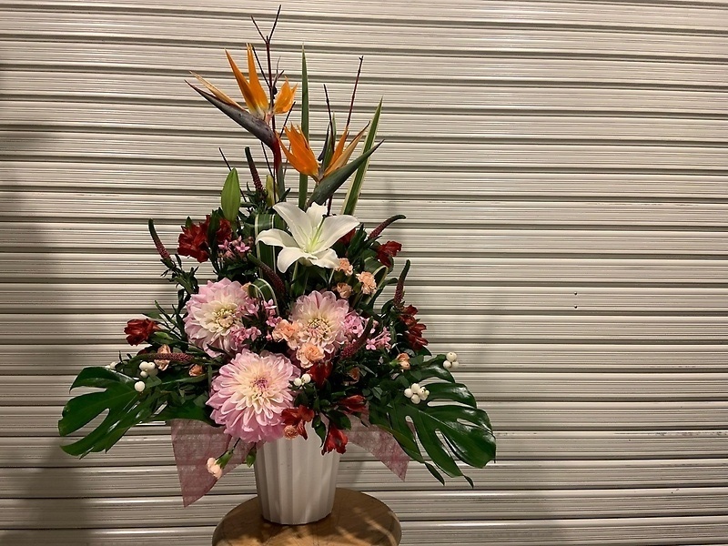 スタイリッシュなお祝いアレンジメント｜11,000円の商品写真 3