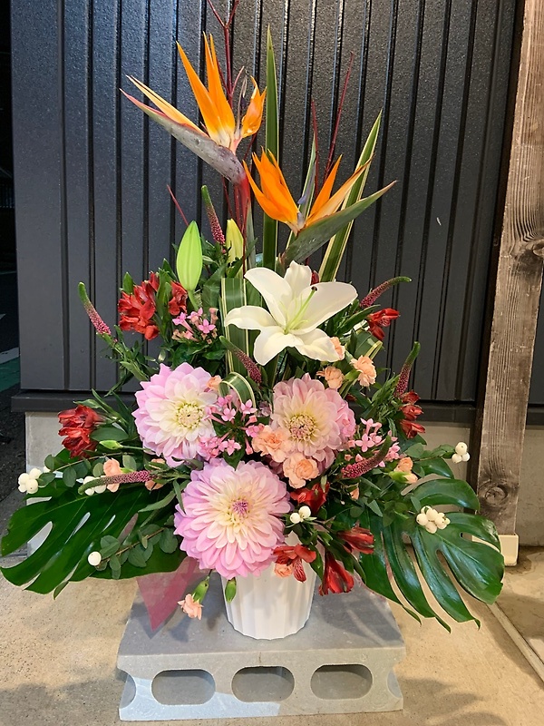 スタイリッシュなお祝いアレンジメント｜11,000円の商品写真 2