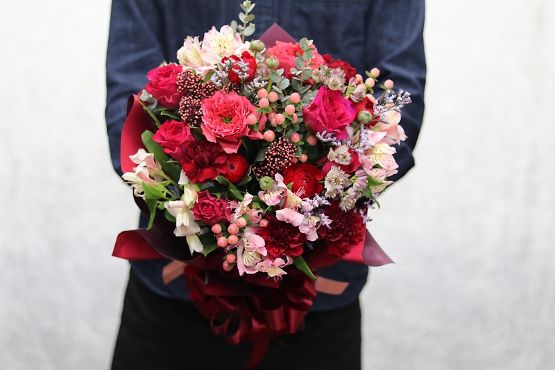 赤・ピンク系の豪華な花束｜11,000円