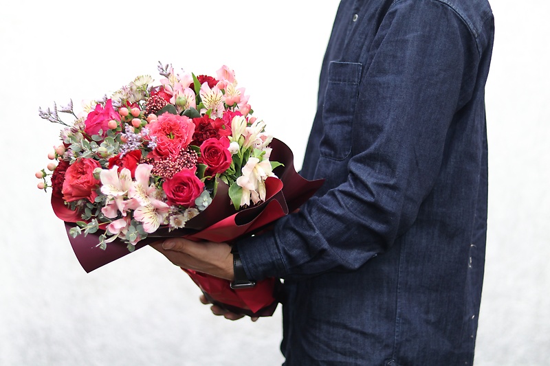 赤・ピンク系の豪華な花束｜11,000円の商品写真 3