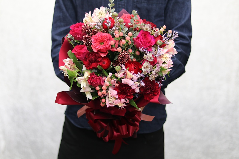 赤・ピンク系の豪華な花束｜11,000円の商品写真 4